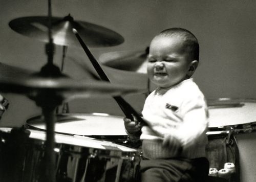 Seu-navegador-não-é-compatível-com-esta-imagem-crianca-tocando-bateria