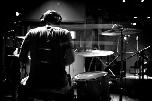 Seu-navegador-não-é-compatível-com-esta-imagem-baterista tocando